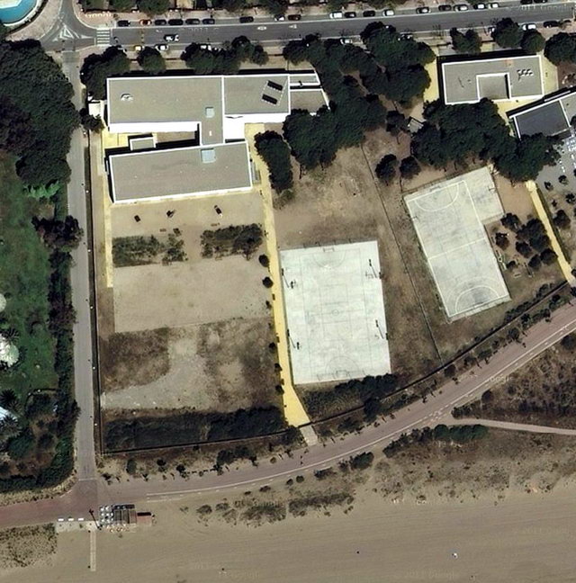Imatge satèl·lit de la parcel·la de l'Escola Gavà Mar (Mar de 2010). Tamb es veu parcialment la parcella del Centre Cvic de Gav Mar